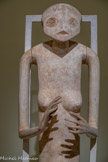 <center>L’Objet invisible</center>1934-1935
Plâtre
Fondation Giacometti. <br>
Dernière œuvre de la période surréaliste de Giacometti, cette sculpture a suscité de nombreux commentaires. André Breton, le premier, a raconté comment le visage aurait été inspiré à l'artiste par un masque de la Première Guerre mondiale. Parmi les sources qui auraient influencé Giacometti, les historiens de l'art ont rapproché cette sculpture tant de la statuaire médiévale, égyptienne que de celle de Papouasie-Nouvelle-Guinée.
Le geste des mains rend cette œuvre énigmatique. Les titres qui lui ont été donnés, d'abord « Mains tenant le vide » puis « Objet invisible », soulignent le rôle central que joue ici le vide : l'absence laisse la place à l’imagination du spectateur.