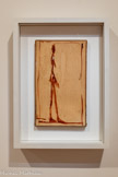 <center>Figure qui marche de profil</center>Vers 1947
Huile sur papier
Fondation Giacometti