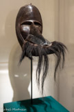 <center>Masque rituel Dan Guerzé</center>République de Côte d'ivoire
Fin XIXe s.-début XXe s.
Bois sculpté, poils, cuir
Dépôt de la Chambre de Commerce et d'industrie Aix-Marseille-Provence
Musée d'Arts Africains, Océaniens, Amérindiens, Marseille. <br>
Dans la culture Dan, à laquelle participent les Dan Guerzé, ce type de masque aux traits humains stylisés matérialise et incarne la présence d’esprits, souvent les plus dangereux de la forêt. Il possède ainsi une forte charge spirituelle. Les porteurs de ces masques, gie-zo, sont guidés par les visions communiquées par les esprits des masques lors des danses rituelles. De tels masques ont également pour fonction de signifier le positionnement au sein d'une Hiérarchie sociale, politique et religieuse. Les revues Cahiers d'art et Documents ont offert à Giacometti un réservoir d'images de masques produits sur le continent africain dont l'observation attentive a nourri son imaginaire autour de la représentation de la figure dans l'espace ses recherches trouvent une expression singulière dans Le Nez (19471949)