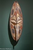 <center>Masque rituel Dan Guerzé</center>Région du Sépik, Papouasie-Nouvelle-Guinée, XXe s.
Bois sculpté, peint
Don Christine Forani
Musée d'Arts Africains, Océaniens, Amérindiens, Marseille. <br>
Ce masque en bois enduit de peinture a été produit dans la région du fleuve Sépik au nord de la Papouasie-Nouvelle-Guinée. Destiné à la commercialisation, il n'a sans doute jamais été utilisé dans un cadre cérémoniel. Le fréquentation du musée d'Ethnographie du Trocadéro A Paris, les collections privées constituées par ses amis à l'instar d'André Breton ou de Serge Brignoni, ainsi que les exposition surréalistes, les numéros de Cahiers d'art et les ouvrages qu'il consultait ont donné l’occasion à Giacometti d'observer des masques d'Océanie, en bois et en vannerie. Une copie à l’encre d’un masque de Papouasie Nouvelle- Guinée, reproduit dans Le Musée imaginaire de la sculpture mondiale d'André Malraux (1952), témoigne de son intérêt pour ces productions dont il restitue, dans un entrelacs de traits, l’ossature et la proéminence du nez en bec d’oiseau.