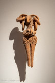 <center>Figurine de femme nue</center>Chypre
1450-1200 avant notre ère Terre cuite modelée 
Musée d'Archéologie Méditerranéenne, Marseill.br>
Dotée d'oreilles étendues ornées d'anneaux, cette figurine féminine en terre cuite dite « à tête d'oiseau » porte dans ses bras un jeune enfant. Son corps en forme de fuseau, aux hanches larges et aux jambes resserrées, est décoré d’incisions linéaires formant une frise autour des bras, de la taille et du bassin. Retrouvé dans les sépultures de l'île de Chypre, ce type de représentation d'influence probablement syrienne, devait être associé à un culte de la fécondité. Des figures féminines chypriotes de l'âge du Bronze (2300-800 av. notre ère), d'une morphologie similaire, ont été copiées dans les années 1930 par Giacometti, qui en reproduit fidèlement les volumes et les creux, accentués par les effets d’ombre et de lumière, sur les pages d'un carnet.