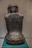 <center>Statue-cube de Sobekhotep, </center>préfet du Fayoum 
Fayoum, Égypte
XVIIIe dynastie (1550-1292 avant notre ère)
Granité noir sculpté et gravé
Musée d'Archéologie Méditerranéenne, Marseille. <br>
Figurant un homme accroupi, les genoux remontés vers la poitrine et les bras croisés, cette statue-cube présente sur sa surface gravée une brève biographie du personnage, gouverneur de la région du Fayoum en Égypte. L'inscription comporte également une invocation au dieu Sobek, un appel aux vivants et une offrande alimentaire. Le large pagne dont le corps est ceint laisse apercevoir en bas-relief la main droite tenant une fleur de lotus.
Apparues au Moyen Empire (2033-1650 av notre ère) et utilisées jusqu'à l'époque ptolémaïque (305-30 av. notre ère), les statues-cubes, conçues pour être disposées dans des temples, ont une fonction funéraire. Elles sont réservées à des particuliers, essentiellement des hommes Cette typologie emblématique de la statuaire égyptienne est connue de Giacometti. qui s'intéresse à leur forme dense et massive tributaire du bloc de pierre dans lequel la statue est taillée d’où émerge la têt. Dérivant du volume parfait d'un cube, la sculpture Tête crâne (1934) à  l'aspect mortuaire alternant les pleins et les creux, témoigne du regard de Giacometti sur ces artefacts égyptiens.