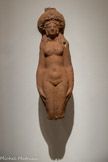 <center>Statuette d'Isis</center>Égypte
Époque ptolémaïque (305-30 avant notre ère) ou romaine (30 avant notre ère-395)
Terre cuite moulée