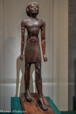 <center>Statuette d'homme</center>Gizeh, Égypte
Ancien Empire (2700-2200 avant notre ère)
Bois sculpté polychrome
Musée d'Archéologie Méditerranéenne, Marseille. <br>
Vêtu d'un pagne court et plissé, cet homme en marche, la jambe gauche projetée en avant, est la représentation d'un défunt dont la statue pouvait être déposée autour d'un sarcophage, dissimulée aux vivants.
Le mouvement de marche manifeste l'animation de la figure sculptée, dépositaire du ka, force vitale des hommes et des dieux. Dans ses dessins, Giacometti a esquissé à plusieurs reprises cette attitude de la « marche apparente », caractéristique de la statuaire égyptienne, qu'il pouvait notamment contempler au musée du Louvre et dans les illustrations photographiques d'ouvrages d'archéologie.