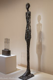 <center>Grande Femme I</center>1960
Bronze
Fondation Giacometti. <br>
La dimension monumentale de cette œuvre est inédite dans la carrière de Giacometti Elle s'explique par sa destination première une sculpture conçue pour être exposée è l'extérieur de l'immeuble de la Chase Manhattan Bank à New York Insatisfait. Giacometti n'a jamais livré les éléments de sa composition qui comportait une grande femme une tête monumentale et un homme qui marche. Il les fera pourtant fondre en bronze et les exposera indépendamment à partir de 1961
Comme pour les autres sculptures du type « Femmes debout » réalisées au cours des années 1950 1960, tout détail est abandonné en faveur d’une compréhension plus générale de la figure humaine. Le corps lancé s'inscrit dans l’espace d’un socle étroit ramenant la figure à une silhouette se découpant dans le vide.