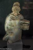 <center>Exposition : Voyages extraordinaires, quand dieux et héros sillonnaient le monde.</center>Statuette de Coré aux pommes.
Calcaire. Début Ve siècle av. J-C. Chypre.