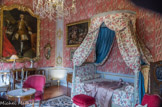<center>La chambre de Pauline de Caumont.</center>Le lit présenté dans cette pièce est typique de ce goût du règne de Louis XV pour les alcôves et les lieux intimes: il s'agit d'un lit dit 