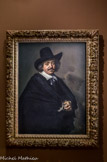 <center>Portrait d'un homme.</center>Frans Hals (1582-1666).
Acquis en 2003 par Hans-Adam II, ce portrait d'homme non identifié est emblématique de la production du célèbre portraitiste d'Haarlem. D'une part, en raison de son exécution rapide, à larges coups de brosses parfaitement visibles, dans une palette sobre faite de noirs, de bruns, de gris et de blancs ; d'autre part, du fait de l'expressivité du visage, que confèrent les sourcils relevés et l'ébauche du sourire du modèle qui adresse au spectateur un regard malicieux. Le procédé narratif de Hais est aussi simple qu'efficace : il se concentre sur le visage et les mains, plus détaillés que le reste qui n'est qu'esquisse. La magie tient précisément au paradoxe par lequel le personnage s'anime de la sorte alors que son rendu conserve un aspect non fini. La faculté d'insuffler la vie est des portraitistes qui sait le mieux restituer les traits psychologiques de ses modèles.