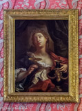 <center>La reine Arthémise, Antoine Rivaltz (1667-1735</center>Le tableau représentant La Reine Artémise, attribué à Antoine (1667-1739), évoque le destin de la veuve de Mausole, dont elle était aussi la sœur. Sa passion pour son mari fut rapportée par Pline l'Ancien qui raconte qu'elle fit édifier en l'honneur de Mausole le fameux Mausolée d'Halicarnasse, l'une des sept merveilles du monde. Mais sa dévotion envers son mari disparu l’amenait aussi à mélanger quotidiennement des cendres à sa boisson ; c'est ce qu'illustre le peintre dans la toile ici présentée. Artémise porte la couronne des reines d'Halicarnasse et tient d’une main l'urne des cendres de Mausole et de l'autre la coupe dans laquelle elle les mélange à son breuvage.