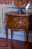 <center>Le mobilier Louis XV</center>Petite commode au placage de bois précieux. Estampillée Corbet et frappée aux quatre coins des montants d'une fleur de lys, elle réunit toutes les qualités d'un meuble de style Louis XV. Elle repose sur quatre pieds galbés et élancés, est habillée d'un placage de bois précieux disposé en frisage et s'ouvre à deux tiroirs ornés de bronze doré.