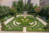 <center>L’Hôtel de Caumont </center>Jardin bas. Le jardin bas est ceint d'une double haie formée de chênes verts et d'ifs qui encadre une broderie de buis, dont le tracé est inspiré par le dessin originel de Robert de Cotte pour l'hôtel.