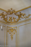 <center>Le salon de musique.  </center>Les gypseries du plafond, dorées à l’or fin, présentent une iconographie qui célèbre les sens : chaque angle de la pièce est décoré d’une scénette évoquant un des sens. La vue est figurée par deux amours qui observent le ciel à l’aide d’une jumelle et d’un globe.