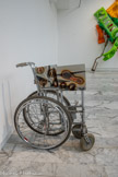 <center></center>Sans titre (Handy)
2009, fauteuil roulant, plaques d’inox
Courtesy de l'artiste et de la Galerie Christophe Gaillard, Paris, France.