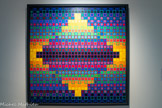 <center></center>Victor VASARELY
1906, Pécs (Hongrie)
1997, Paris (France)
Lacoste W.
1969
Assemblage de formes collées en plastique moulé
lnv.c.69.1.3 Achat, 1969.
Victor Vasarely interrompt ses études de médecine au bout de deux ans pour se lancer dans Part Fasciné par le Bauhaus, il étudie à Budapest à l'Académie Mühely (le Bauhaus hongrois) de 1929 à 1930. De cet enseignement il retient l'importance du fonctionnalisme et découvrit l'art abstrait En 1930, Vasarely s'installe à Paris. Il travaille comme graphiste et collabore avec de grandes agences publicitaires, comme Havas. Après l'Occupation, il se consacre définitivement à la peinture. Co-fondateur de la galerie Denise René à Paris, il devient le leader de l'abstraction constructive et est considéré aujourd'hui comme le plus célébré représentant de l'Op Art.
Vasarely développe son propre modèle d'art abstrait géométrique qui, malgré une diversité de matériaux, joue avec un nombre minimal de formes et de couleurs. Ses formes statiques semblent subir des déformations dans l'espace créant ainsi l'illusion du mouvement Avec des formes qualifiées de ' respirantes 
