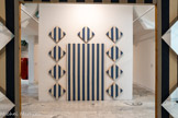<center></center>Daniel BUREN
1938, Boulogne-Billancourt (France)
Cabane éclatée n° 2
1982
Bois, toile de coton à rayures verticales bleues et blanches, éléments projetés, serre-joints, acrylique blanche
inv.c.92.6 Achat 1992. À propos de la Cabane éclatée n°2, il explique : « Soit la construction d'une boîte de 420 cm de long par 280 cm de large en panneaux de 140 cm de large chacun par 280 cm de haut Chacun de ces châssis est tendu de tissu, ici blanc et bleu. Des dessins particuliers sont effectués dans ces châssis, permettant d'en ôter des fragments qui constitueront des 