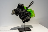 <center></center>Anita Molinero Tutu charnu
2017, fleur de douche, plastique, bronze
Courtesy de l'artiste et de la Galerie Christophe Gaillard, Paris, France
Anita Molinero Tutu charnu
2017, fleur de douche, plastique, bronze.
Reconnais-tu ce qui a été utilisé ici par Anita Molinero pour réaliser cette œuvre ? Deux éponges de bain en plastique, dont une a été colorée en vert. La cordelette, elle, est faite de bronze. Le tout a été soclé avec sérieux comme une sculpture classique.
Tutu charnu est un hommage à une sculpture très célèbre d’Edgar Degas : La Petite danseuse de 14 ans réalisée à la fin du XIXe siècle. Anita Molinero aime ce portrait de jeune fille avec son jupon en tulle un peu crasseux et son visage boudeur. À l’époque, personne ne l’appréciait vraiment, on la trouvait vulgaire ! Pour Anita Molinero, c’était du génie !
Ici l’éponge se prend pour un tutu et sa légèreté contraste avec la lourdeur du bronze. Comme toujours, elle improvise avec ce qu’elle trouve. L’œuvre naît de la récupération et de l’expérimentation avant tout Et c’est par l’assemblage que surgissent les histoires et les titres qu’elle choisit de donner à la fin à ses sculptures.