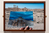 <center>Palmyre</center>Palmyre avant / après
Joseph Eid
2016, Palmyre, Syrie
Tirage photographique moderne
© Joseph Eid/ AFP
En 2015, l’État islamique s’empare de la ville antique de Palmyre en Syrie et détruit une partie de ses vestiges : l’objectif est d’éliminer les traces du polythéisme préislamique, mais aussi d’attirer l’attention internationale et d’engranger des revenus par le trafic d’antiquités. Le photographe Joseph Eid a rendu compte des destructions, comme ici celle de l’arc monumental.