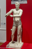 <center>Apoxyomène [athlète en train de se nettoyer après l’effort]</center>Atelier de moulage de Michèle Gherardi 1893, Rome, Italie Tirage intégral en plâtre
Original en marbre, 1er siècle, d’après le modèle disparu en bronze de Lysippe, fin du 4e siècle av. J.-C., musées du Vatican, musée Pio-Clementino, Rome, Italie.
Musée des Moulages de l’université Lumière Lyon 2, Lyon
