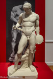<center>Discophore [porteur de disque]</center>Atelier de moulage du Königlichen Museen 1894, Berlin, Allemagne. Tirage intégral en plâtre.
Original en marbre, 1er siècle, d’après le modèle disparu en bronze de Naucydès, début du 4e siècle av. J.-C, musées du Vatican, musée Pio-Clementino, Rome, Italie. Musée des Moulages de l’université Lumière Lyon 2, Lyon.