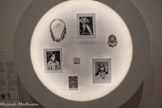 <center>Tirages photographiques modernes.</center>Jean Besancenot (France, 1902-1992). 1934-1939, Maroc. 
Musée du quai Branly - Jacques Chirac, Paris © AOAGP. Jean Besancenot parcourt le Maroc dans les années 1930. Il y documente la diversité des costumes, des parures et des bijoux traditionnels, réalisant photographies, dessins et notes descriptives, mêlant connaissance et sensibilité : «Ma démarche était celle d’un artiste, dessinateur et peintre, au service de l’ethnographie.»
 <br>De haut en bas : Mariée citadine arabe de Rabat ; Berbère des Zaîan du Moyen Atlas ; Une variante du Talgamout à Taliouine dans le Haut Atlas.<br> Bijoux berbères.