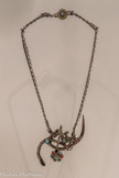 <center>Amulette/cure-dent/cure-oreille dit spuligadente</center>Collecté par Thérèse Rivière en Sardaigne Avant 1933, Nuoro, Italie Argent, corail, pâte de verre
Mucem, Marseille, dépôt du Muséum national d'histoire naturelle (collection d’ethnologie d'Europe), Paris