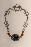 <center>Amulette dite kokko</center>Avant 1983. Orgosolo, Italie Argent, corail, pierre
Mucem, Marseille, dépôt du Muséum national d’histoire naturelle (collection d’ethnologie d'Europe), Paris.