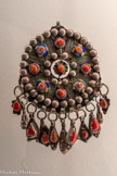 <center>Pectoral ou fibule dit tabzimt</center>1re moitié du 20e siècle, Kabylie, Algérie Argent, émail, corail
Mucem, Marseille (don Jacqueline Terrer)