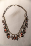 <center>Collier dit azrar</center>1re moitié du 20e siècle, Kabylie, Algérie Argent, émail, corail
Mucem, Marseille (don Jacqueline Terrer)
Par leur abondance et leur diversité, les bijoux traditionnels d’Afrique du Nord constituent l’un des éléments centraux de la parure féminine, lis participent, dans le travail des artistes et des ethnologues, à la caractérisation de « types », sous-ensembles de classifications raciales désormais obsolètes et considérées comme racistes. Aujourd’hui moins portés, beaucoup de ces bijoux sont détruits pour récupérer le métal qui les constitue, tandis que d’autres sont acquis par collectionneurs et musées.