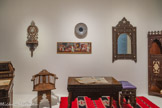 <center>Dans l’atelier des artistes</center>Les musées ne sont pas les seuls à constituer des collections d’objets ethnographiques : certains artistes les affectionnent également et s’en entourent, parfois à la suite de leurs voyages. Choisis pour leurs formes, leurs couleurs, leurs matériaux inhabituels, ces objets peuplent leurs lieux de vie et de travail. Ils nourrissent leur création, de manière directe en s’intégrant dans des natures mortes ou des vues d’atelier, ou de manière plus diffuse, renouvelant leur langage formel par leur nouveauté et leurs caractéristiques inhabituelles. C’est le cas de la peintre Louise-Marie Peyre, née à Alger en 1897, formée à Avignon et à Tunis, qui constitue sa collection au cours de ses voyages en Méditerranée. Musées et artistes sont au cœur de ces phénomènes d’hybridation, qu’ils soient aujourd’hui valorisés comme du métissage, ou critiqués comme de l’appropriation culturelle.