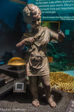 Statue en bronze représentant un enfant romain. <br>Cette statuette et celle d’un petit Éros ont été découvertes à 2 m l’une de l’autre, au large de Marseillan, probablement dégagées du sable par une tempête hivernale.