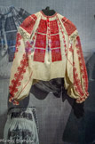 <center>Chemise de femme</center>Poltava, Ukraine.
Fin du XIXe siècle - début du XXe siècle.
Coton, laine, fils métalliques, broderie.
Mucem, collection d'ethnologie d'Europe, dépôt du Muséum national d'histoire naturelle, Marseille, don de Baye.