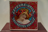 <center>Boite à biscuits Lefèvre Utile</center>Vers 1900.
Boîte en étain recouverte d'étiquettes lithographiées.