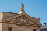 <center>Consignes sanitaires.</center>Le fronton de l'attique porte les armes royales (martelées) à coté de celles de Marseille. La statue de Saint-Roch, qui est en fait une copie de Chardigny, a été réalisée après la révolution.