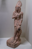 <center>Statue de pharaon tenant un captif étranger.</center>XIIe-XIe siècle av. J.-C.
Égypte.
Grès.
Museo Egizio, Turin, Italie.