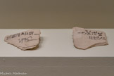 <center>Questions posées à l'oracle d'Amenhotep Ier.</center>XIIIe-XIe siècle av. J.-C.
Deir el-Medina, Égypte. Calcaire et pigments.
Musée du Louvre, département des Antiquités égyptiennes, Paris.
« Dois-je vraiment écrire à leur propos ? »
« Donnera-t-on un coupe-papier aux deux scribes ? »
Ces éclats de pierre étaient déposés devant la statue du roi divinisé manipulée par les prêtres. Les inclinaisons que ceux-ci donnaient à la statue étaient censées exprimer la réponse divine.