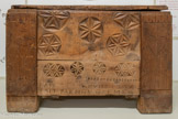 <center>Coffret</center>7 janvier 1734
Queyras, Hautes-Alpes, France Mélèze assemblé et sculpté
Dans le Queyras, on fabriquait fréquemment du petit mobilier dans le cadre domestique. La qualité de ce coffre laisse cependant penser qu’il a été réalisé par un artisan menuisier qui l’a signé, comme d’autres meubles répertoriés : « fait ce 7 janvier 1734, fait par moy, G : EME » [sic].