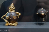 <center></center>Sonnette de table
1850-1900
France
Nacre, métal, noix de coco, pierre, verre, marbre<br>
Gourde
18e -18e siècle France
Noix de coco sculptée et gravée, os, liège