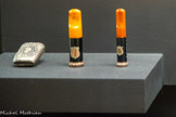 <center></center>Coffret avec fume-cigarette et fume-cigare
Fin du 19e siècle France.
Argent plaqué or, ébène, ambre, soie.