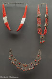 <center></center>Ceinture, I danzatori del crepuscolo
 Caterina Murino Jewellery et Antonio Marogna 2017
Alghero, Sardaigne, Italie Argent filigrané et ciselé, corail <br>
Collier
1900-1925
Grande Kabylie, Algérie Argent émaillé et filigrané, corail <br>
Collier dit tazlagt
20e siècle
Grande Kabylie, Algérie