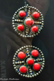 <center>Fibules dites tabibzimin</center>1900-1950
Grande Kabylie, Algérie Argent, Celluloïd, émail Collection Jacqueline Terrer
Bijou important de la parure de la femme kabyle, la tabzimt est offerte par le mari lors de la naissance du premier enfant. La mère le porte à la place du cœur ou sur le front.
Ce bijou comprend traditionnellement des éléments en corail, matériau à la vertu protectrice. La Bakélite ou le Celluloïd l’ont parfois remplacé.