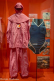 <center></center>Haut, bas et capuche de maillot dit burkini
Turquie
Polyester, métal, plastique. <br>
Maillot de bain de Miss France
Arena
1981
France
Polyamide. <br>
Pochettes de disques.
Années 1960-1970.
Espagne, France, Royaume-Uni, États-Unis. Carton imprimé