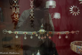 <center></center>Parure pectorale
20e siècle Tiznit, Maroc
Argent moulé et émaillé, verre. <br> Anneaux de cheville dits khelkhal
Moshé Nemni 20e siècle Tataouine, Tunisie Argent moulé et ciselé