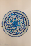 <center>Plat (sahan) à décor de tulipes</center>Époque ottomane, vers 1535-1545 Iznik, Turquie
Céramique siliceuse à décor peint bleu cobalt et bleu turquoise sur fond blanc
Ce plat a été créé durant le règne de Soliman le Magnifique (1520-1566), avant l’apparition du rouge, vers 1550, dans la palette des peintres potiers d’Iznik et d’Istanbul.
Il témoigne de la qualité des productions anatoliennes du 16e siècle.