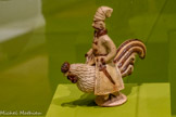 <center>Homme chevauchant une poule</center>1800-1960
Kielce, Pologne
Terre cuite glaçurée
Collection du Muséum national d’histoire naturelle