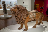 <center>Sujet de manège en forme de lion</center>1895-1900
Washington, États-Unis Bois sculpté, verre coloré.