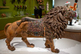 <center>Sujet de manège en forme de lion</center>1895-1900
Washington, États-Unis Bois sculpté, verre coloré.