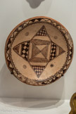 <center>Plat à décor d’étoile à quatre branches</center>1900-1950
Kabylie, Algérie
Terre cuite à décor peint