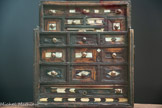 <center>Armoire portative de bijoutier</center>Milieu du 20e siècle Macédoine
Bois incrusté de nacre
Collection du Muséum national d’histoire naturelle