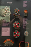 <center></center>Fibule dite tabzimt
1900-1850
Grande Kabylie, Algérie Argent cloisonné et émaillé, corail. <br>Fibule dite tabzimt
1900-1950
Grande Kabylie, Algérie Argent émaillé, corail Collection Jacqueline Terrer. 
<br> Temporal touareg
20e siècle Maroc ou Algérie
Cuir, coquillage, matière plastique, corail.<br>
Fibules dites tabibzimin. 1900-1950
Grande Kabylie, Algérie Argent, Celluloïd, émail Collection Jacqueline Terrer<br> Bracelet dit amesluh 1900-1950 Grande Kabylie, Algérie Argent émaillé et filigrané, corail.