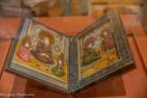 <center>Retable portatif repliable en coffret</center>Ali, Hassan et Hosseyn ; Ali et Muhammad.
1900-1950. Iran. Métal, peinture, bois, verre.